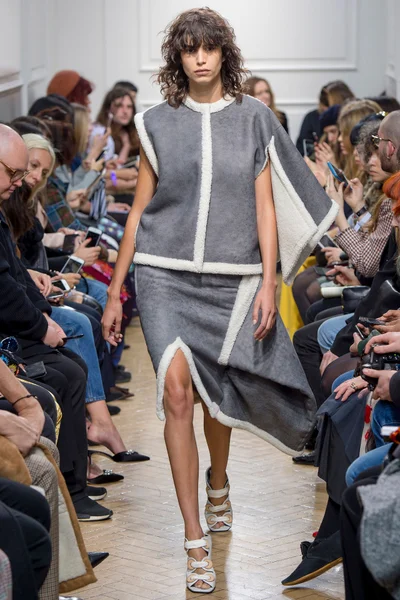 Look 10